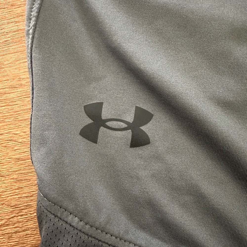 Under Armour Men's Medium Gray Athletic Shorts - Picture 2 of 6